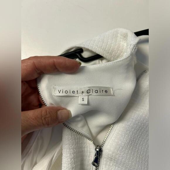 Violet and Claire white sleeveless shirt with zipper back and bottom back slit - Picture 3 of 4